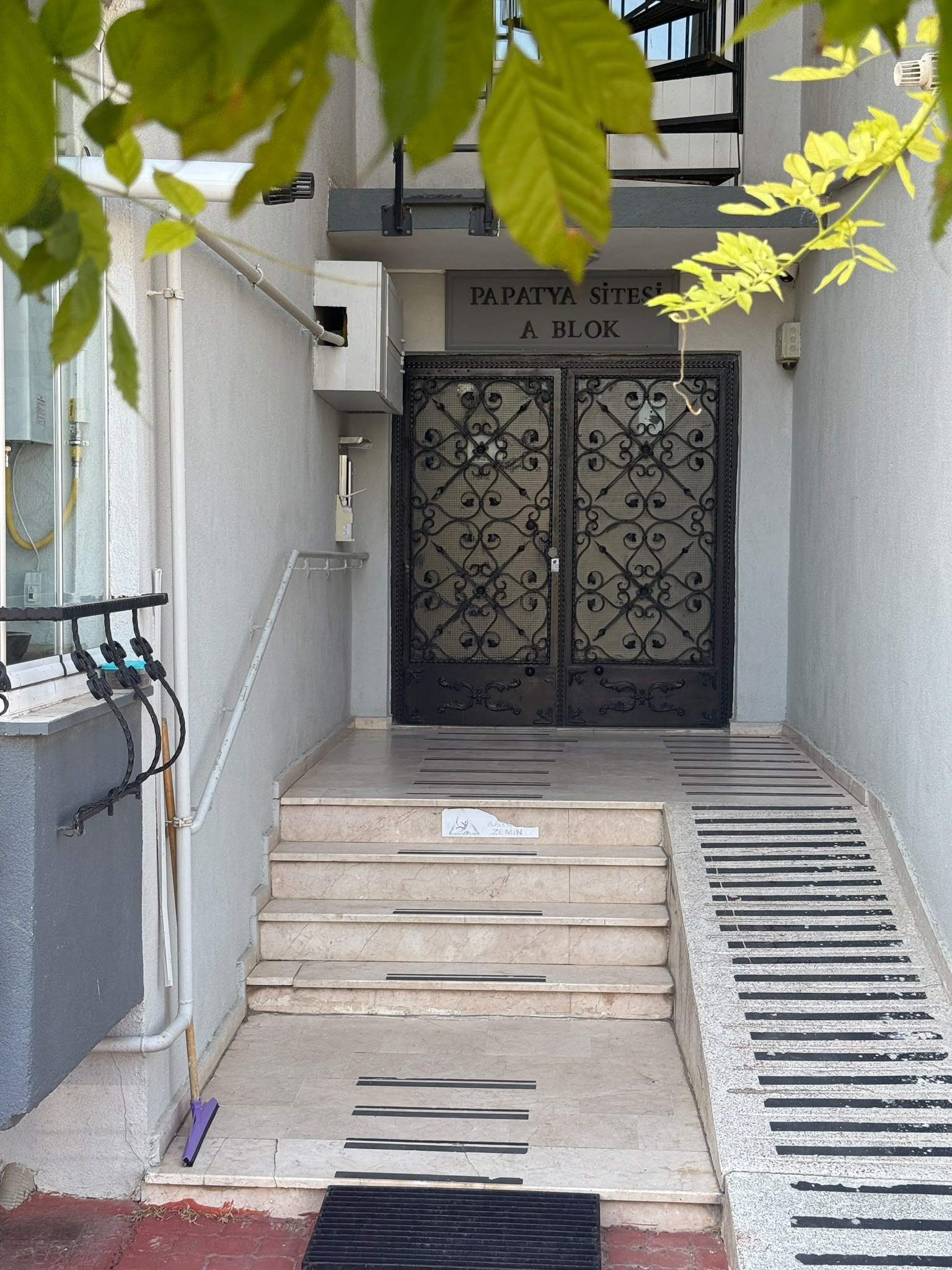 Papatya Sitesi A Blok girişi